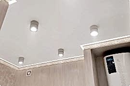 С контурной подсветкой